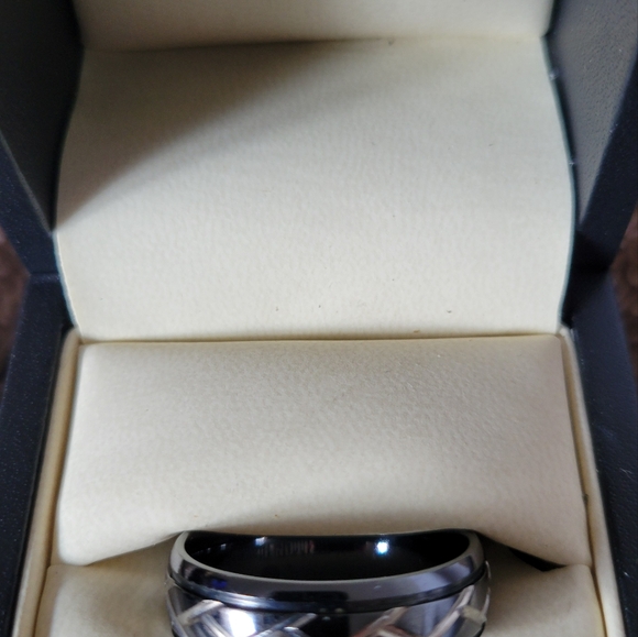 Men's Titanium Wedding Band - Picture 2 of 3